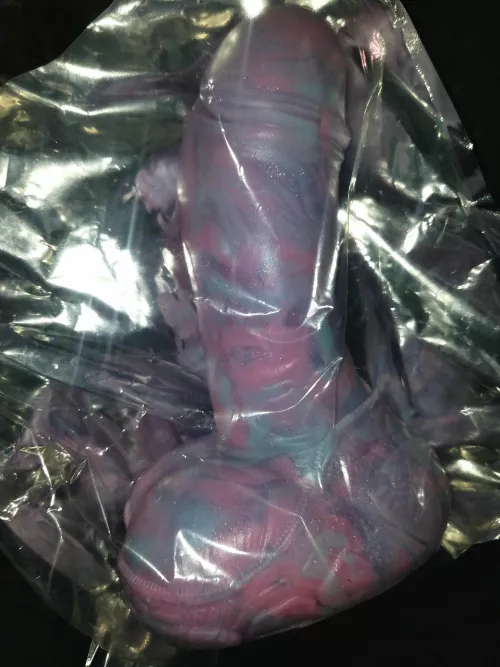 Welp. My custom order from August (a small John in ConSig 19) finally came after 2 months and... it doesn't glow at all. Literally 0 glow pigment used in the toy. How BD??? I'm so bummed by GabSierramist