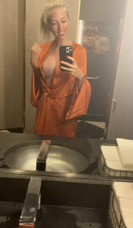 Went into the bathroom at the restaurant to freshen up 💋 by RealJ3nnaJay