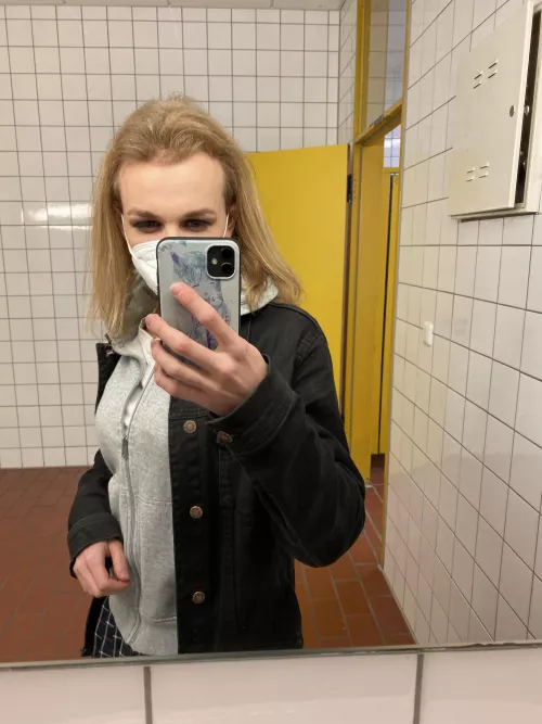 Went to school crossdressing today by Mystrium666