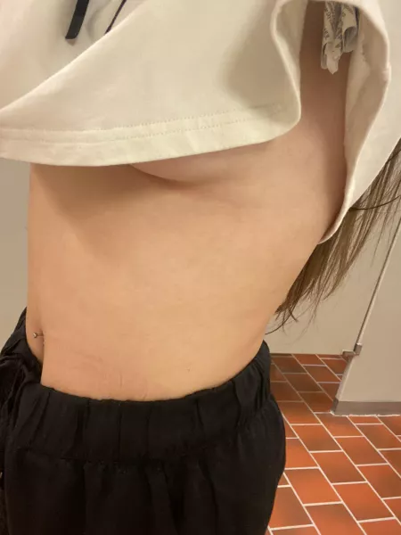 We’re sitting in class next to each other, I lift my arm up and you see this… wwyd? by Snoo_79206