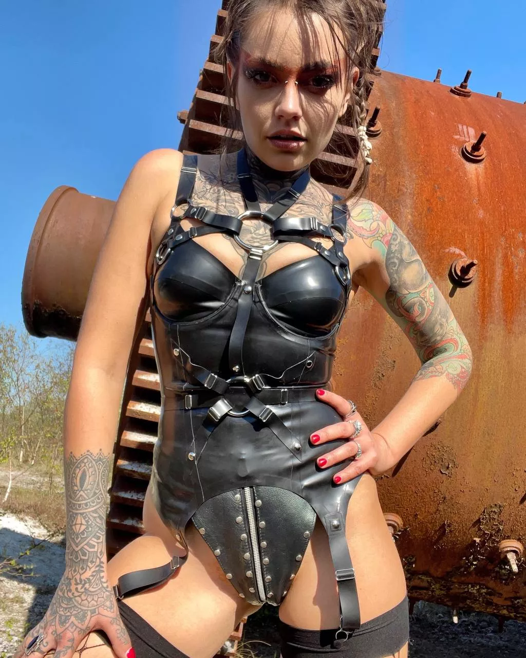 Wether you like it or not, I'm worth every bit of your attention. 👸 posted by Garduni