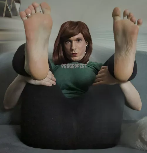 What are you staring at? 😏 by peggedfeet