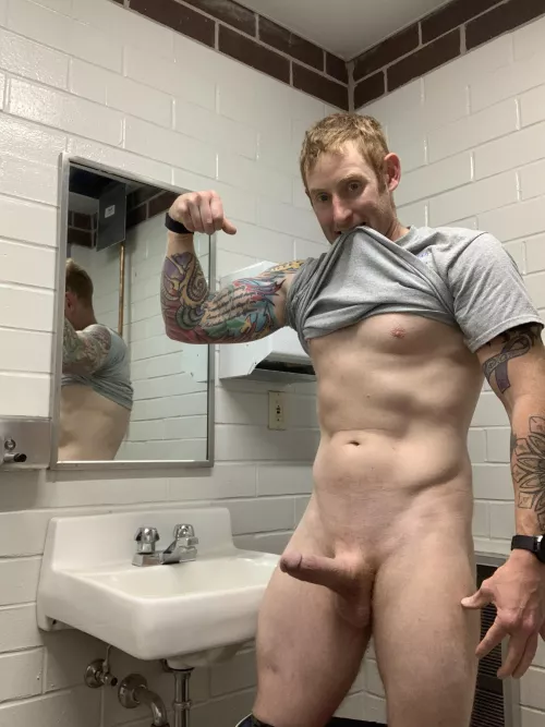 What do you ladies think of my flex Friday. Shoot me a message by muscleginger3122