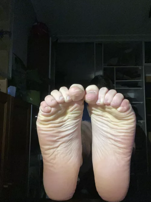 What do you think about my wrinkled soles? 🦶🏻 by friend2169