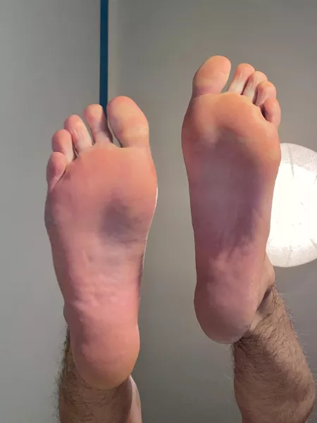 what do you think about those feet? would you worship me? be a good boi now 😈 by Kwikzexe