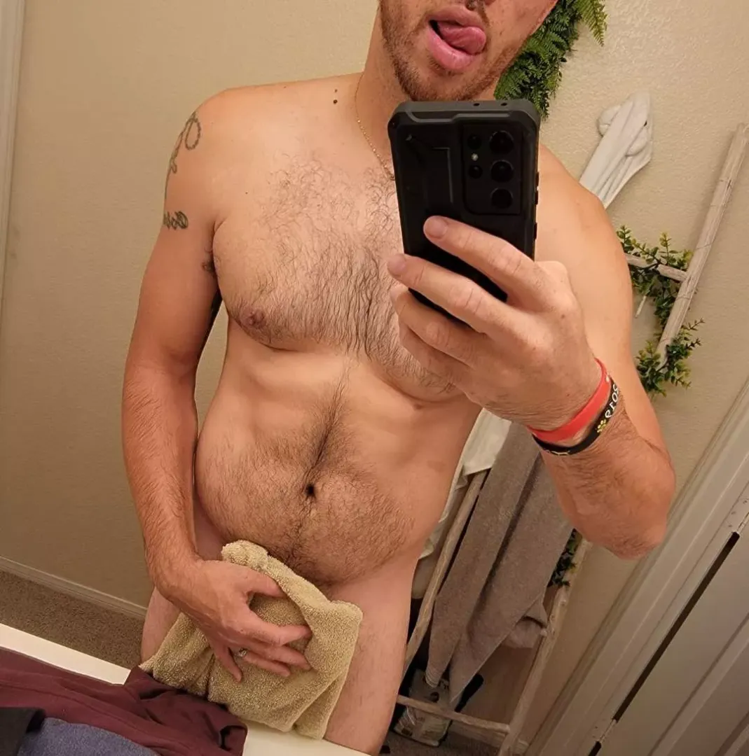 What do you think of this 34 year old dad bod ? What would you lick first 🤔 posted by Zyce2332