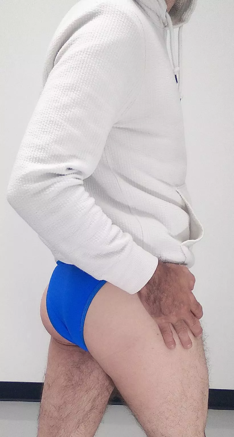 What makes you feel blue? 😉 posted by Burnaftereading2021