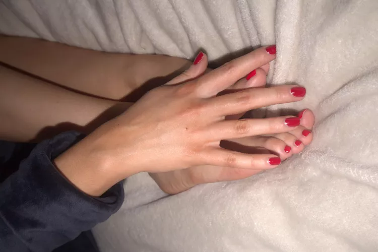 What was that phrase again... New year new.. feet? Do you think red suits mine? 😳