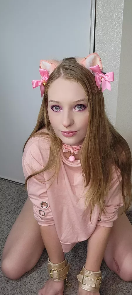 What would you do if kitten started climbing up to you looking like this? 🔥 check out my onlyfans, I post twice daily, offer exclusive videos and photos, dick ratings, sexting and so much more! 😘 I'm not in the top 8% for no reason 😋 link in bi by rain18390