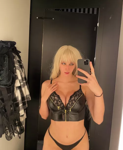 What would you do if you caught me in the locker room like that 😌 by germanvanessa