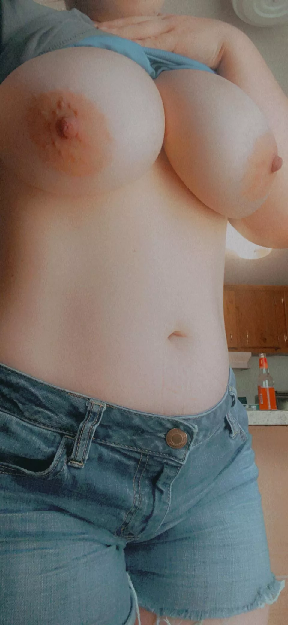 What would you do if you saw me through the window? 😘💋 posted by Ava33n