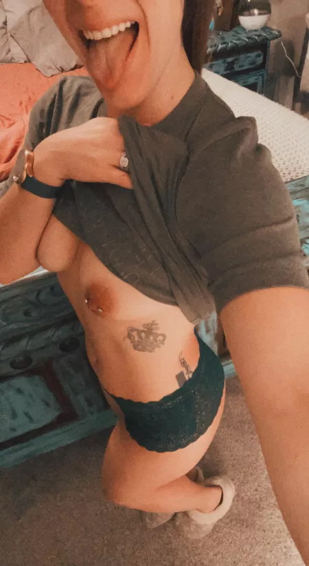 What would you like to do to my mom bod? 🥵 by clairbearf