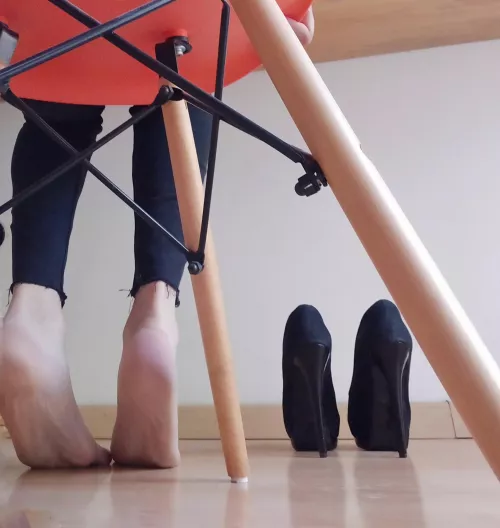 What would you think if I rest my feet at work like this ? by soldaderyan