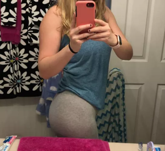 What y'all think about her gym outfit;) by JustMacaron6969