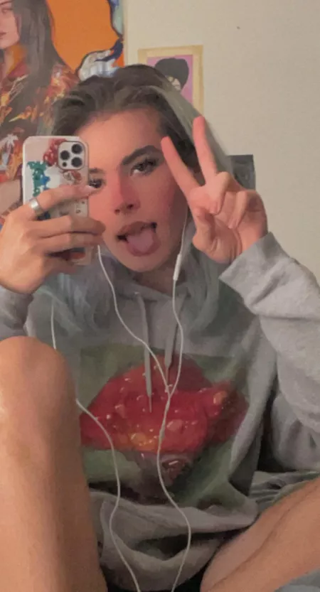 What you think of my hoodie it’s new and I like it a lot😋 by Hellooooooomydear