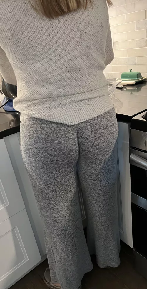 What’s better than a perfect milf ass, and not expecting a baby bump and perky full tits when she turns around? Milfs, bikinis, preggo to front. by Wakerider123