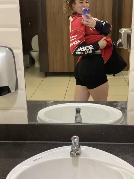 What’s better than yoga pants? Short yoga pants 😏 by venusenergy22