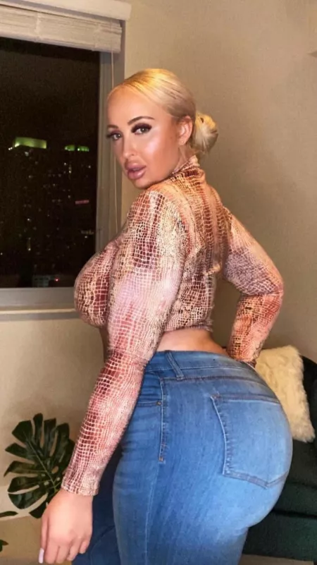 What’s her Instagram? Who is this Model? Send her @ pls by NewbieNobby_2