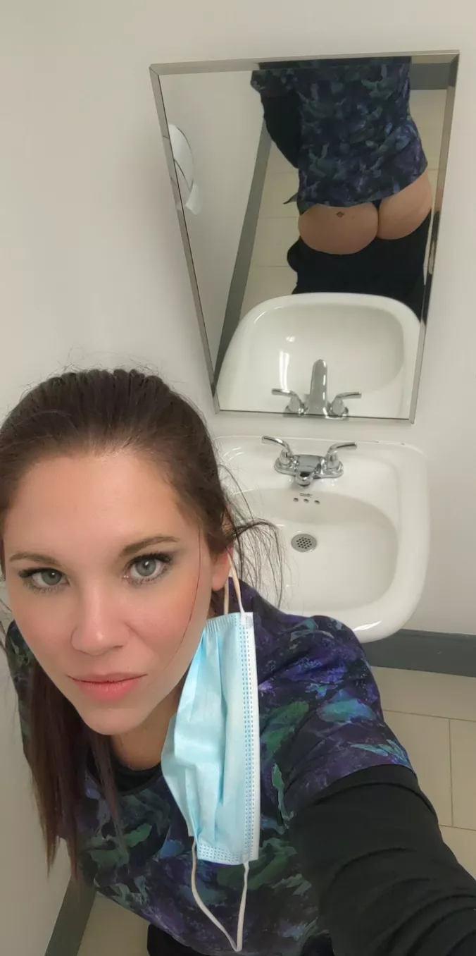 What's that in the mirror 😉 posted by peekinmypanties