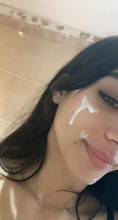 What's that on my face ? Love you guys 😘 by elenazorro