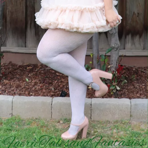 What’s your favorite tights combination? Do you like them with heels? Under dresses? Peeking out from the top of high boots? Do you prefer just the long line uninterrupted? by pinupandfantasies