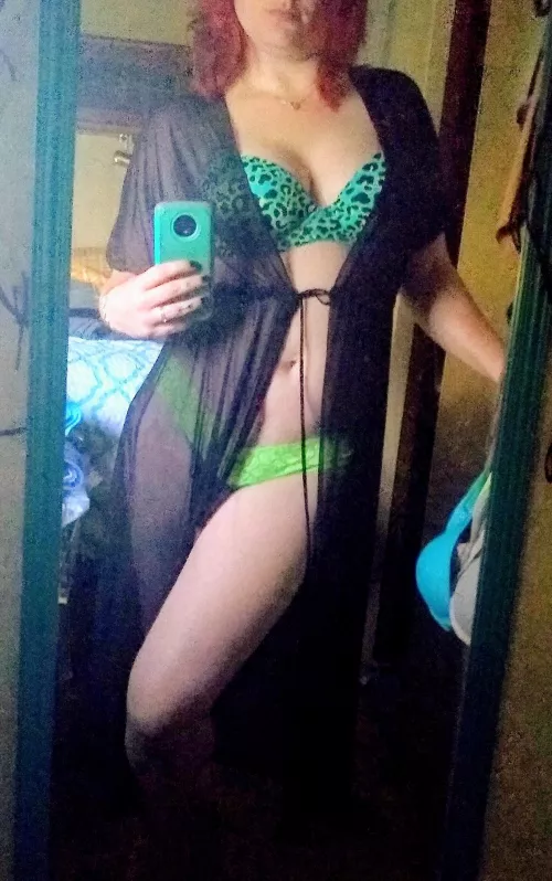 When hubby's away, wifey wants to play. 😘 32f by delilahgray18