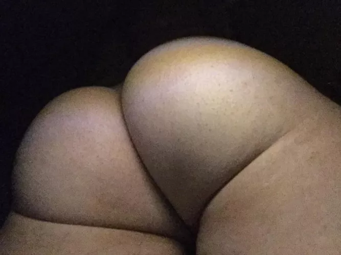 when its dark , my phat butt shows the way😁🍑 by snoubals