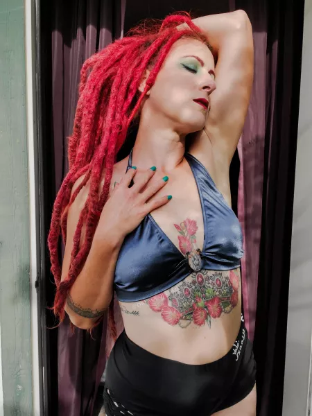 When that afternoon sunlight hits just right 🔥 by DreadedRedQueen