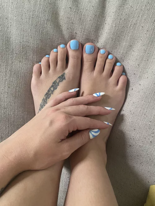 Where are my feet lovers, my feet need your attention by Cute_peach999