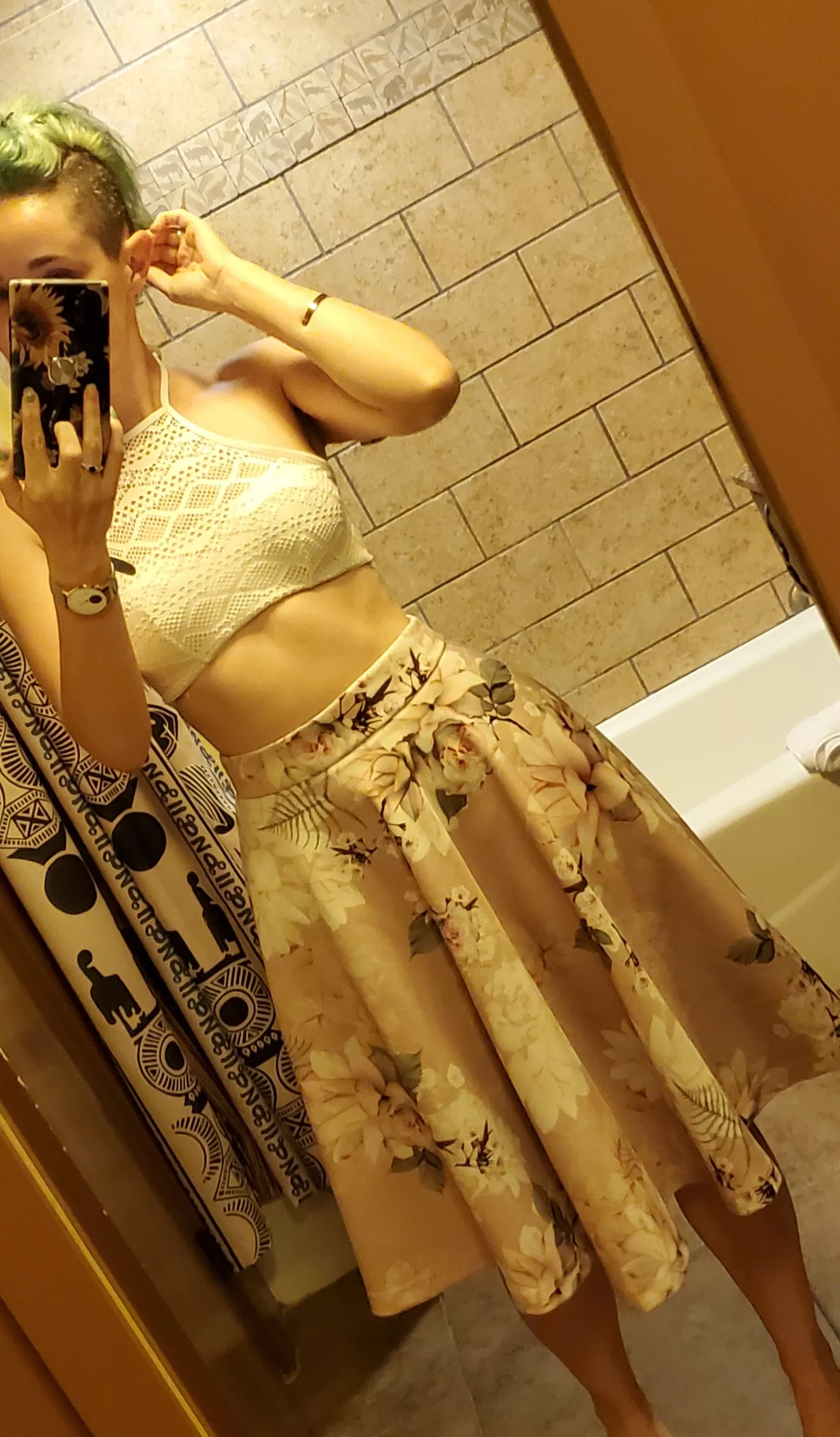 Where my Daisy Dykes at? Botanical Bois? Flower Femmes? Pick yer poison. Doesn't matter - were all 'buds' here ... 🤡 posted by bruised__fruit