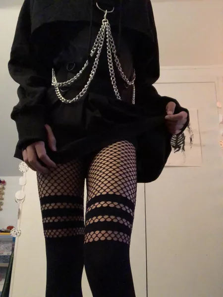 where r u looking!?!? 🖤 by AnxiousShade