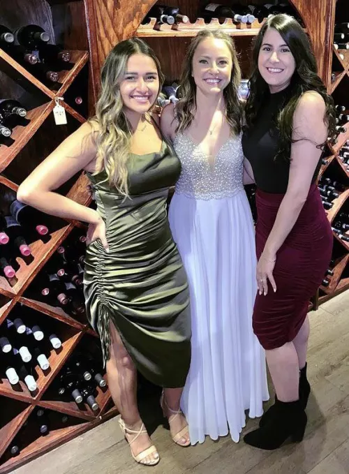 Which dress is coming off by eag1e81