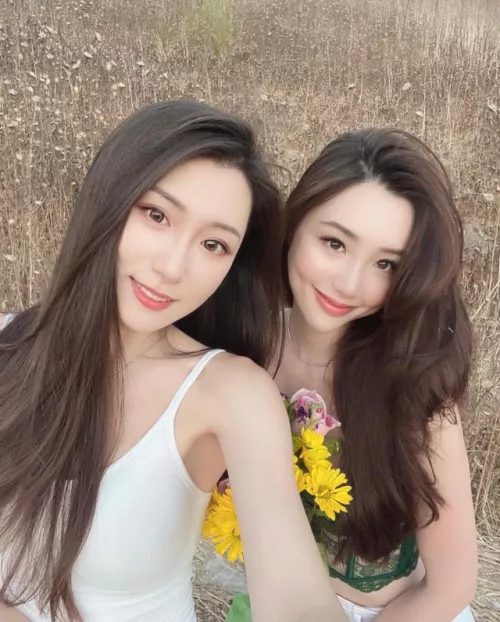 Which flower girl? by angizni