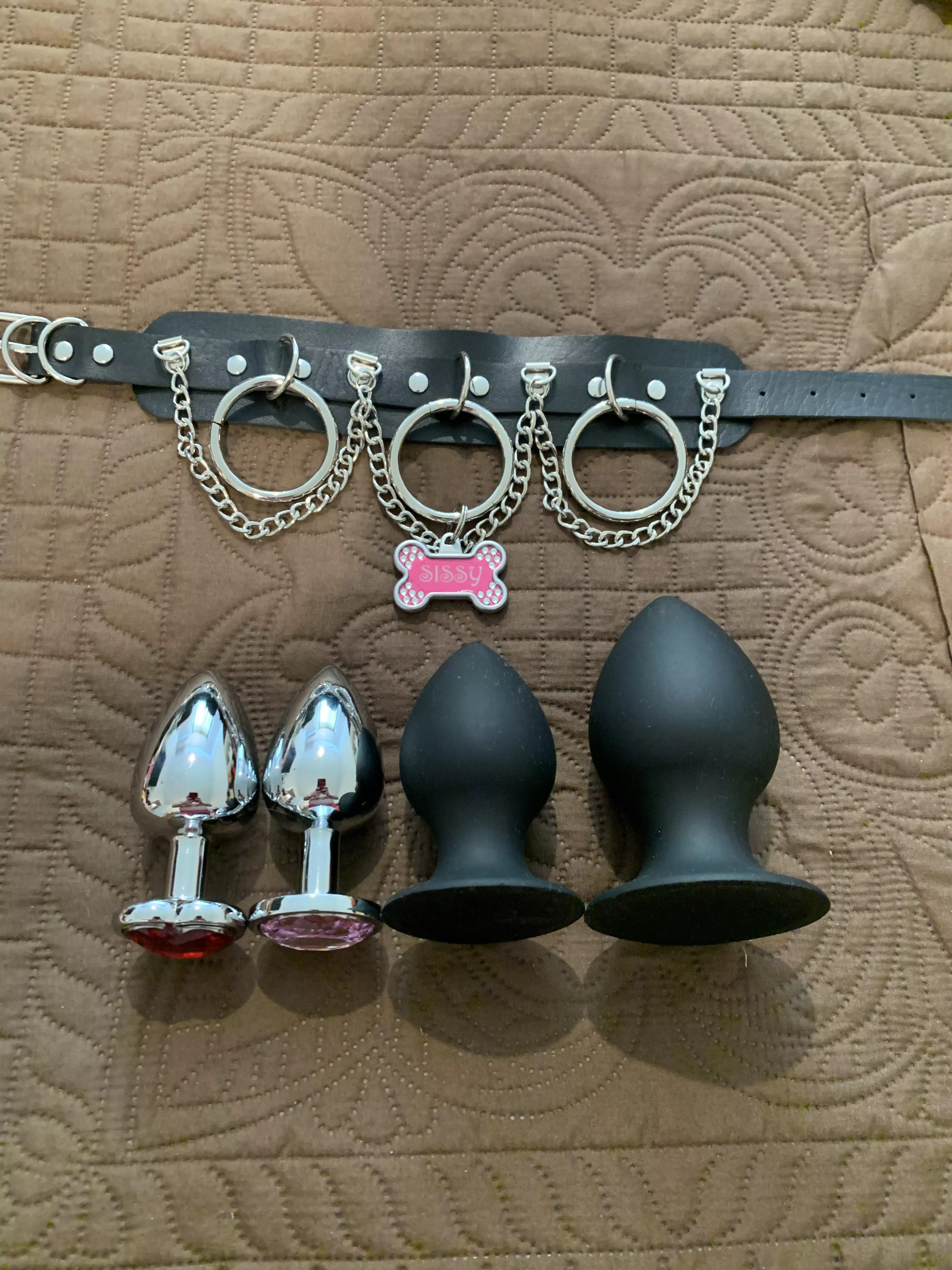 Which plug should I insert while I put on my makeup? 💋 posted by cd_alexandra