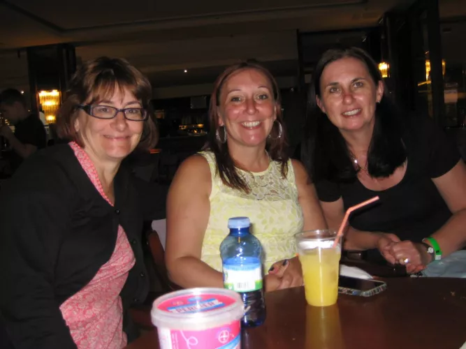 Which sister is leaving the bar with you tonight by heyheyitsk