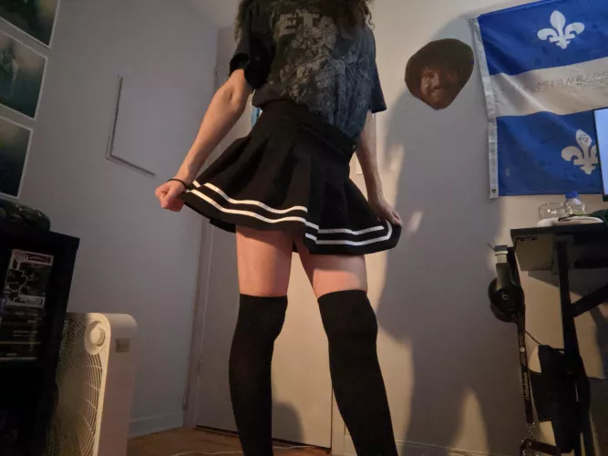 Whipped out the old skirt uwu by Guwusse