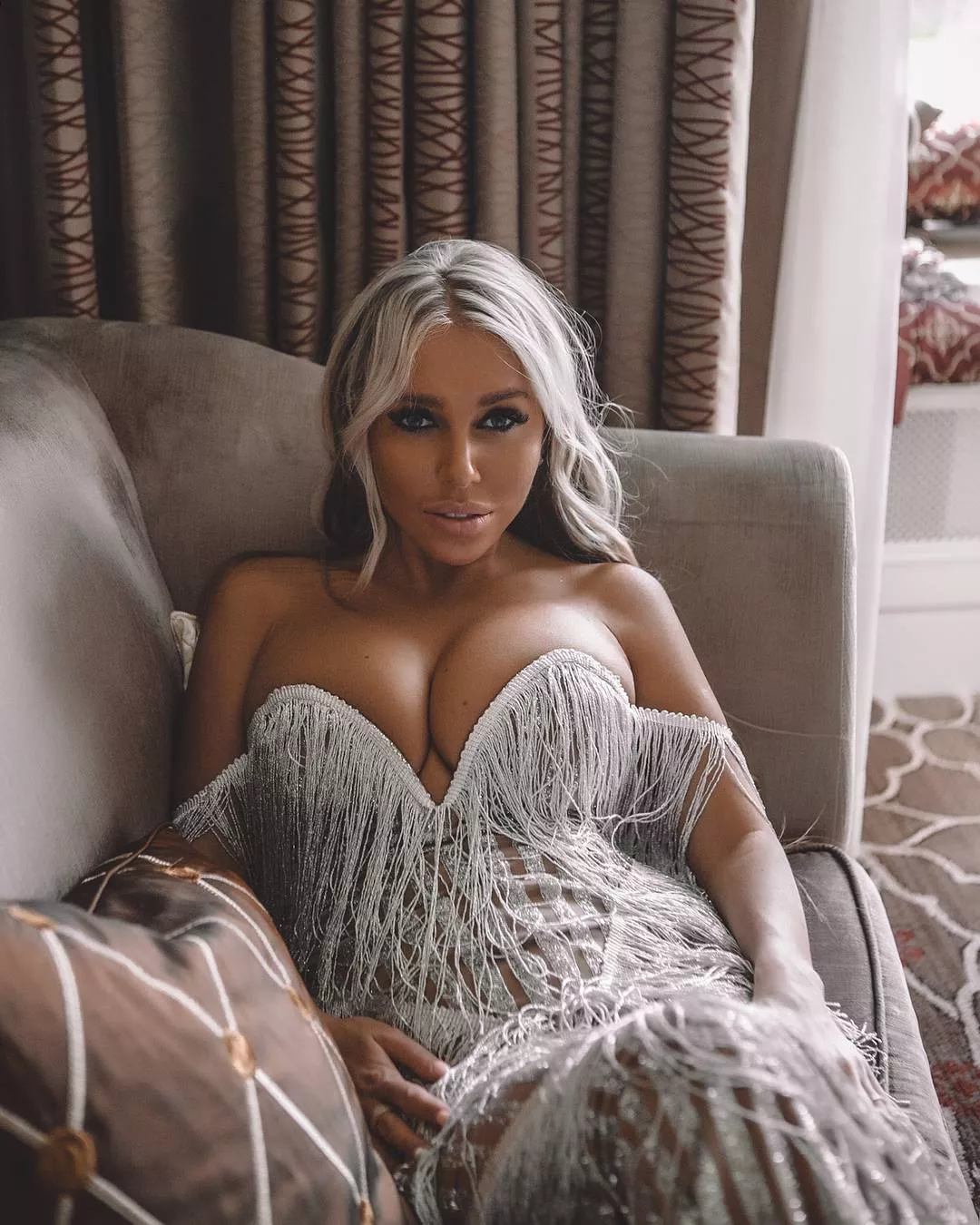 White Dress posted by BOOOOOOOBIES