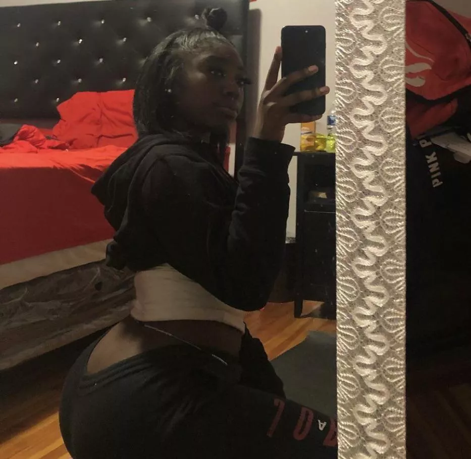 White men hmu 🥰 posted by Haitian-barbie