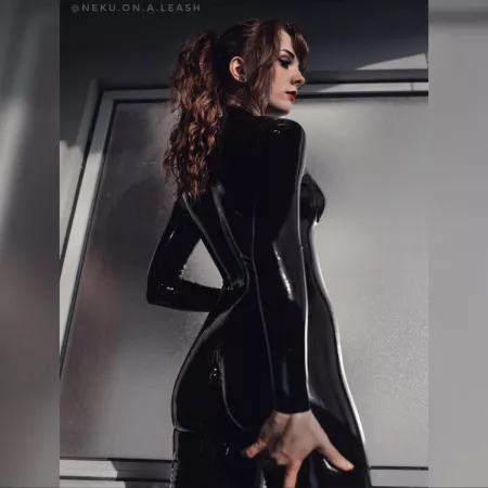 Who doesn't like a lil' shiny latex bootay?🍑 Picture by @mai.captures 📸 by Neku_On_A_Leash