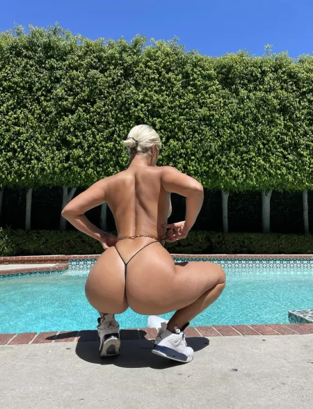 Who doesn't love a big natural ass? by Josenki2021