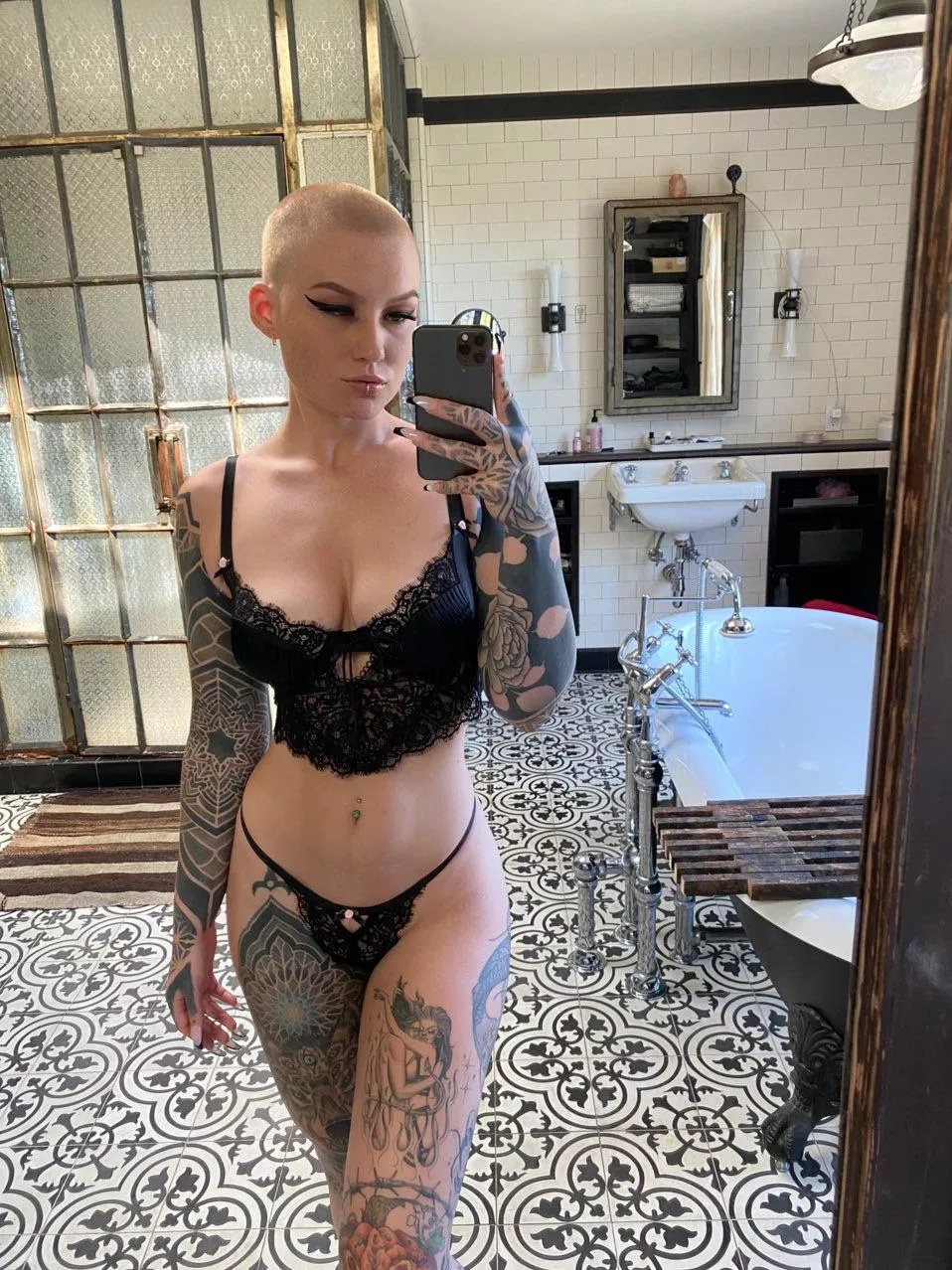 Who doesn’t love a good mirror pic posted by sierhaussuicide