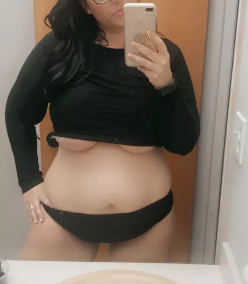 Who doesn’t love a little black dress that you can easily pull up at work ? 🤫 by CandyAndLiquor