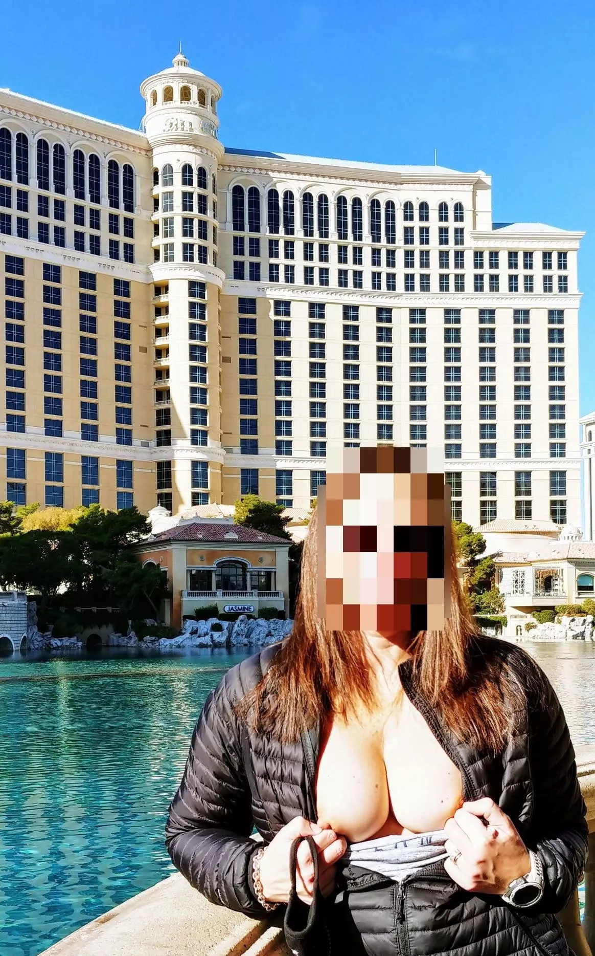 Who doesn't love a mid-day (F)lash from a 40+ y/o hottie on the Strip! posted by phillipt69