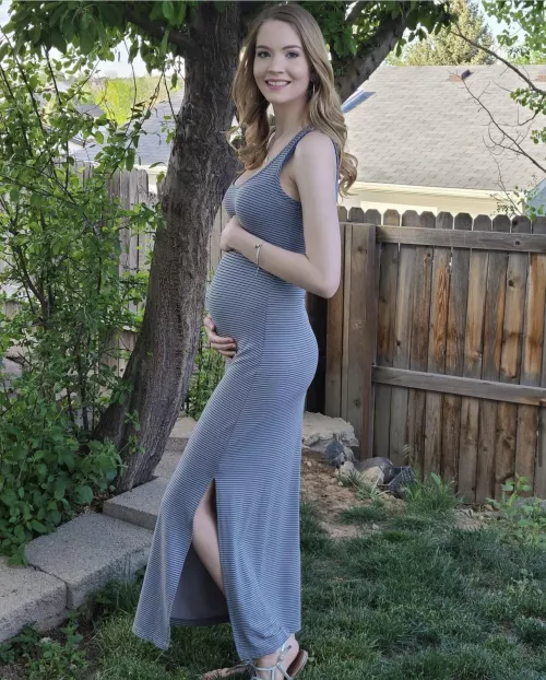 Who doesn’t love a pregnant girl in a dress by greengrap41