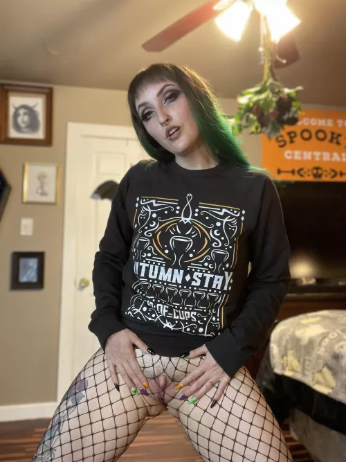 Who doesn’t love a pussy in fishnets?! 🤤 by digitaldani21