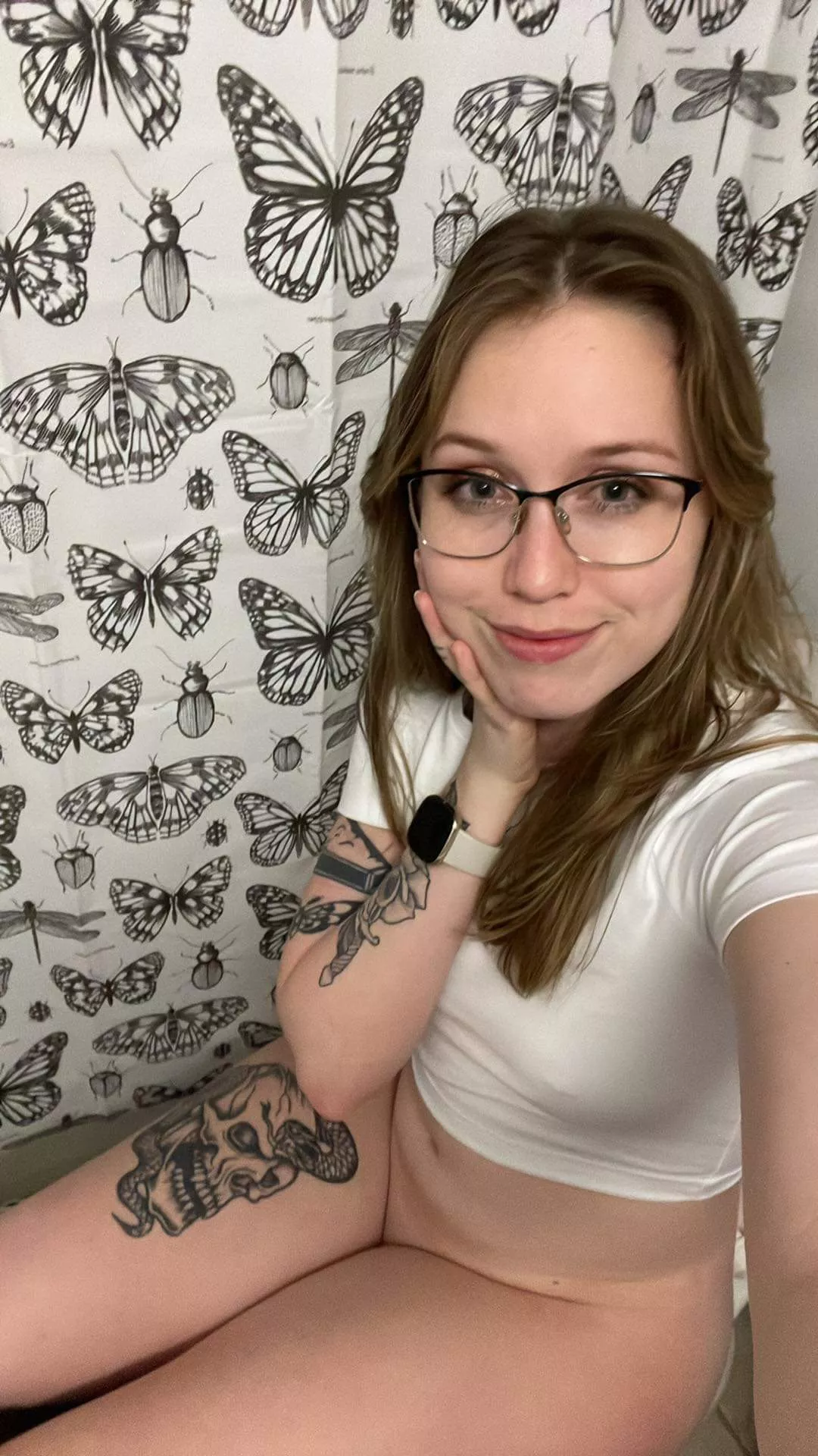 Who doesn't love a toilet selfie?? [OC] posted by ohbabyitssara
