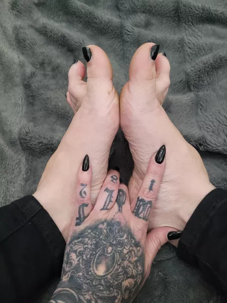 Who else finds feet beautiful? 💋🖤🔪 by Christina_Chaos