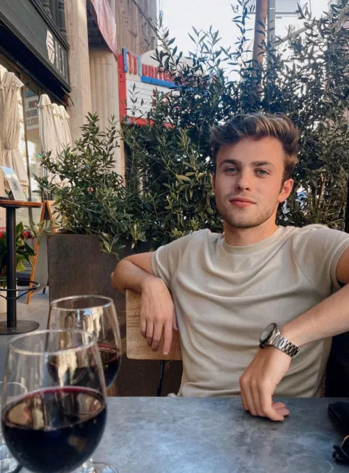 who else is a sucker for a good red wine 🍷🙃 by curiousboy132