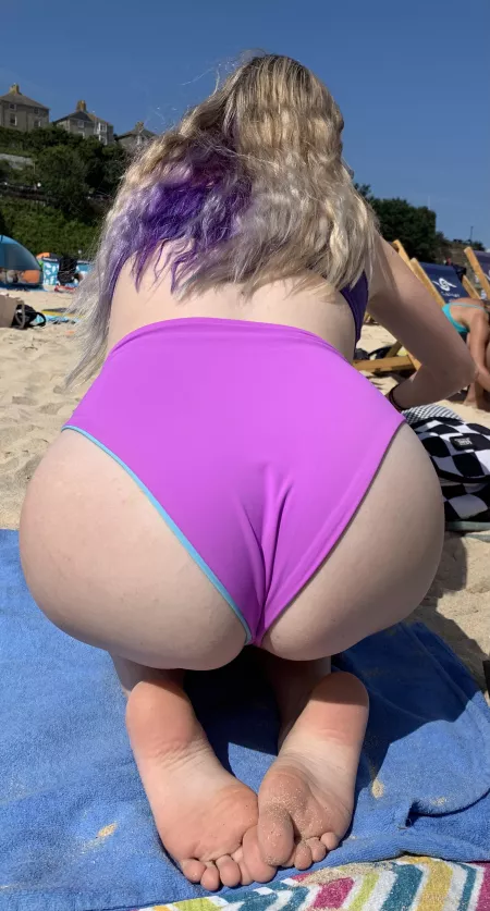 Who else loves a beach day? by DeeannaJayy