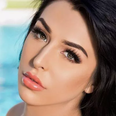 Who else wants to fuck these plump lips? posted by blackmask97